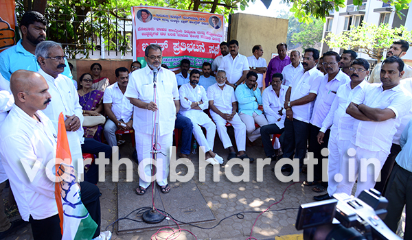 ​ಮೋಟರ್ ಕಾಯ್ದೆ ವಿರೋಧಿಸಿ ಕಾಂಗ್ರೆಸ್ ಧರಣಿ